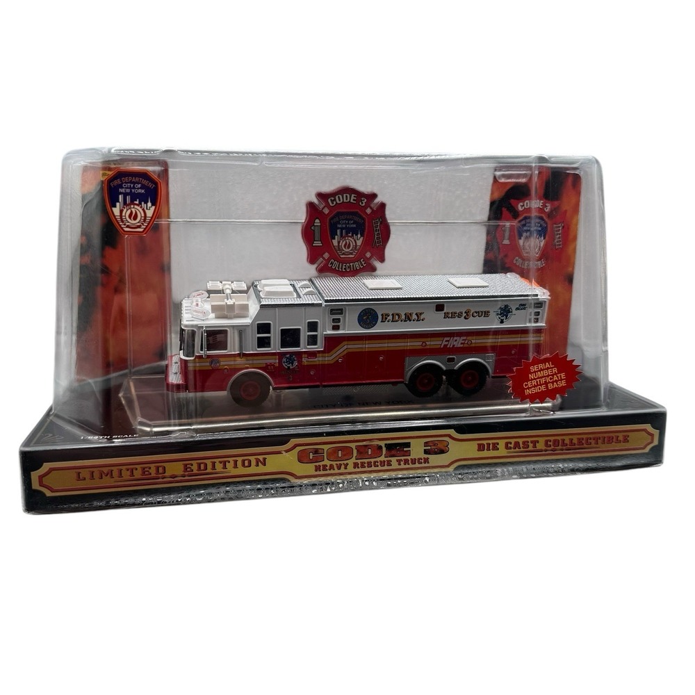 Code 3 1/64 Scale 12701 - Saulsbury Heavy Rescue Fire Truck FDNY Rescue 5 - Picture 2 of 10
